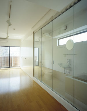 機能を一列に配した部屋