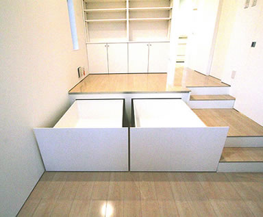 段差下の大型収納