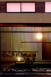 高級料亭を思わせる格子。