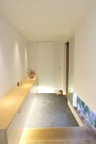 浮いた下足箱は長いギャラリーカウンター