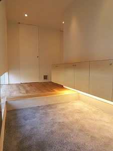 奥行きの深い玉砂利の床は和の飾り付け