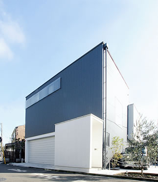 最小限の開口を持つ北西面