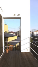 東側隣家との関係を保つ開口