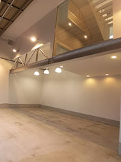 ホビールームが顔を出す駐車場