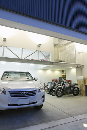 ホビールームが顔を出す駐車場