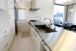 機能的な大型キッチン