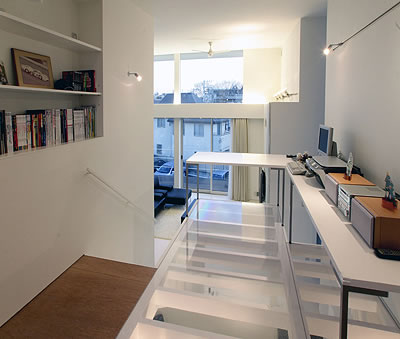 宙に浮かぶシースルーライブラリ