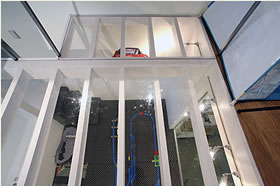 宙に浮かぶシースルーライブラリ